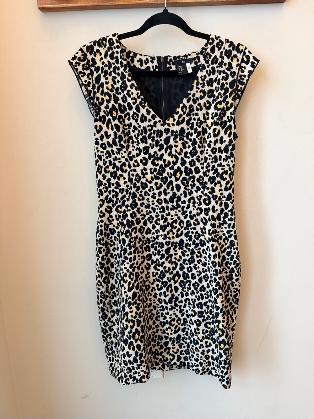 H&M Leopard Print V-Neck Sheath Dress — Fall Fashion Mobwife Fitted